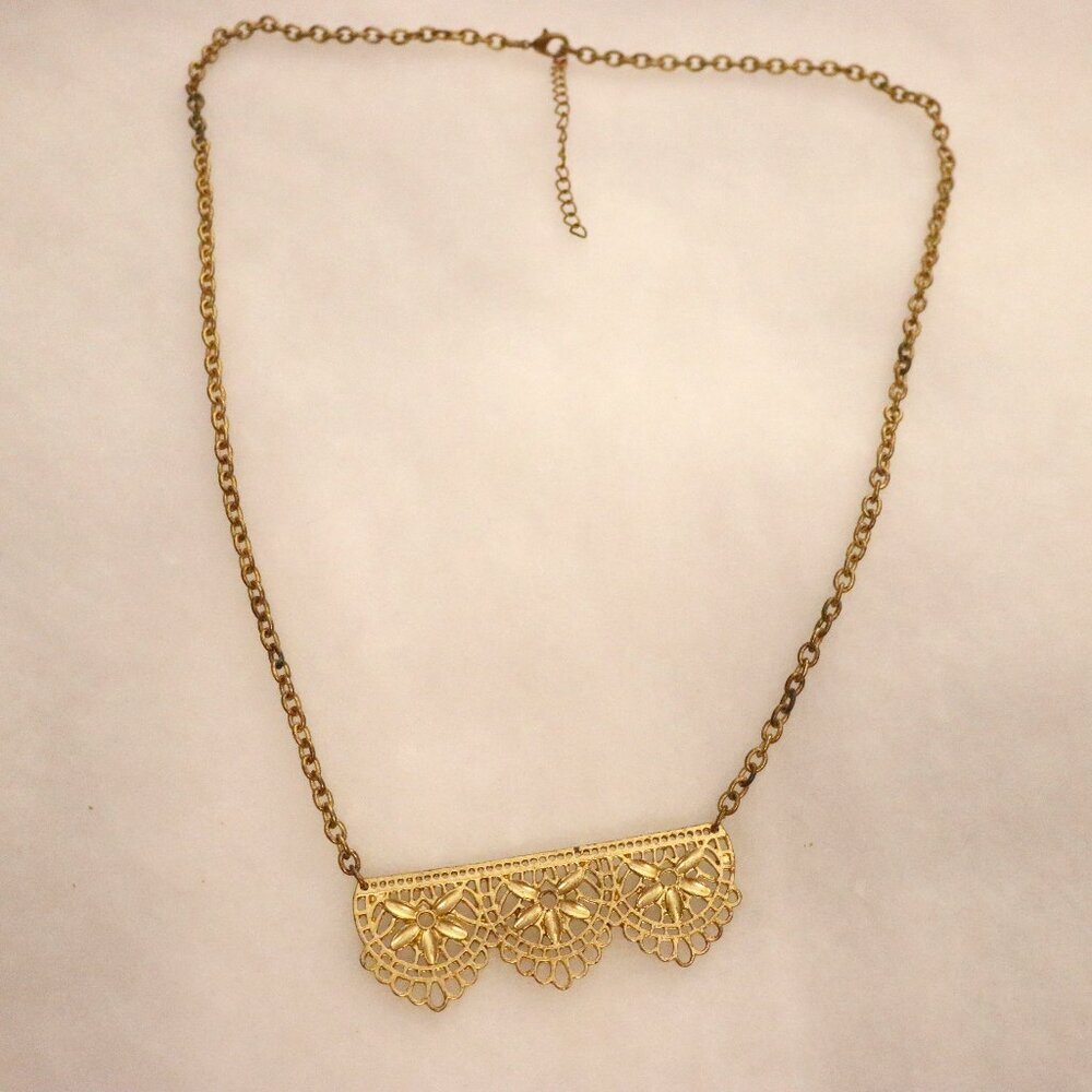 Lace Scallop gold tone flower pattern necklace, vintage style unique party jewel
